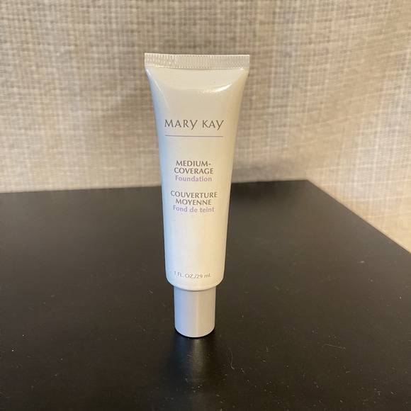 Mary Kay Medium Coverage Foundation Beige 402 NEW‎ 1 fl oz Grey Cap - Picture 1 of 3